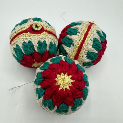 Poinsettia Bauble with Videos (British Crochet Terms)