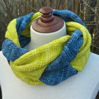 Twisted cowl