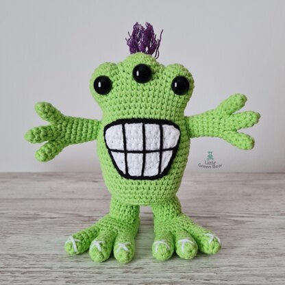 Arnie the Alien - US Terminology - Amigurumi