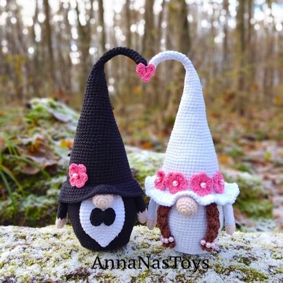 Gnome bride and groom