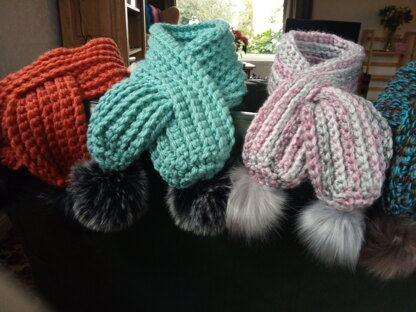 Pull- through pom-pom scarf