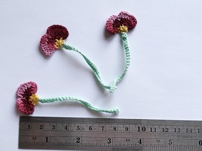 Crochet burgundy flower pattern