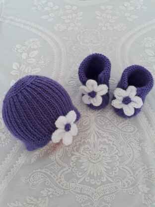 Daisy hat and bootee set