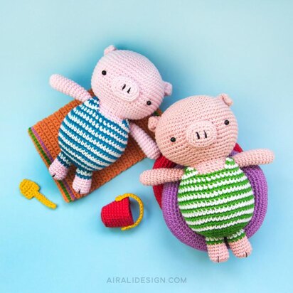 Amigurumi piglet on holiday