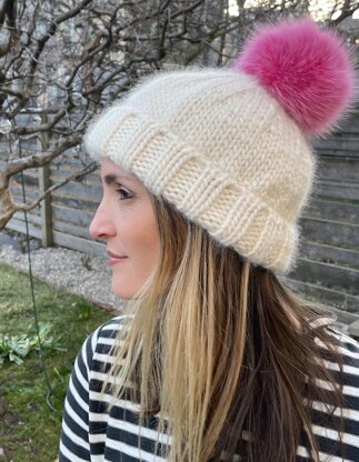 Simple chunky merino pom pom hat