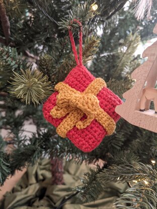 Christmas present crochet ornament pattern