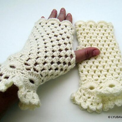 Fingerless Gloves Ruffled Around Wrist