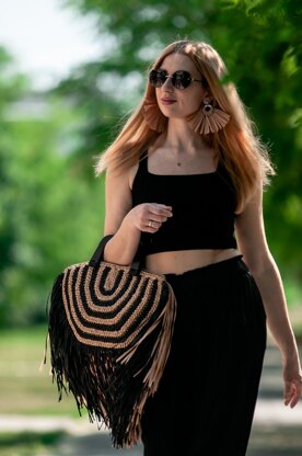 Bag with a fringe
