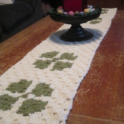 4 Leaf Clover Table Runner