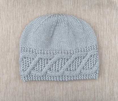 Hat with a Diagonal Cable on the Border