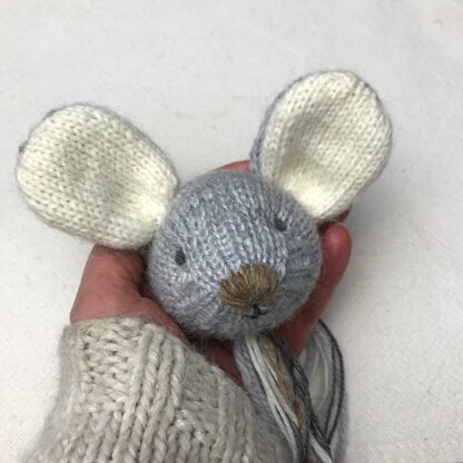 2 Little mouse Theo and Kitsy in English