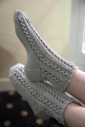 Lace Bed Socks in Plymouth Yarn Arequipa Worsted - F651 - Downloadable PDF