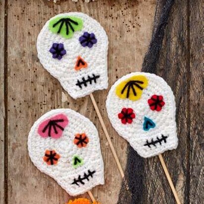 Skull Party Sticks & Pompoms in Red Heart Super Saver Economy Solids - LW5394 - Downloadable PDF