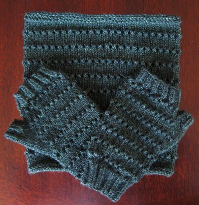 Erinn Fingerless Mitts & Cowl Set