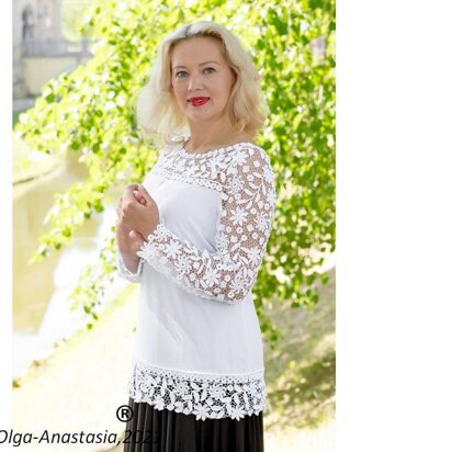 Pullover with white lace