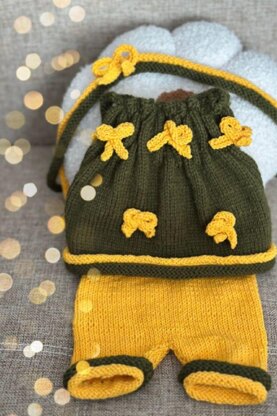 Knitting toy clothes for goose