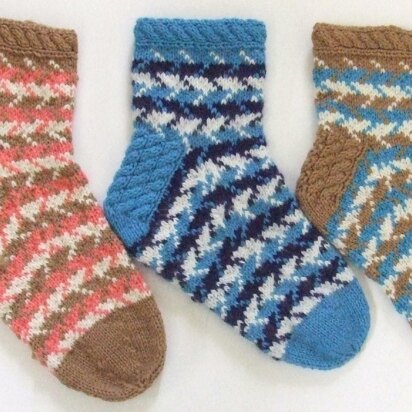 Cresting Waves Clog Socks - knitting pattern