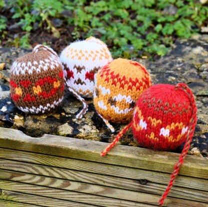 Painted Daisy Hanging Decoration Knitting Pattern - Toy Knitting Pattern