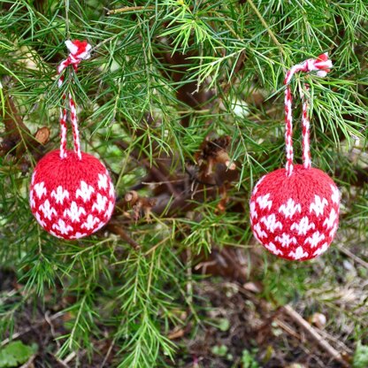 Danish Cross Christmas Bauble Knitting Pattern - Christmas Knitting Patterns