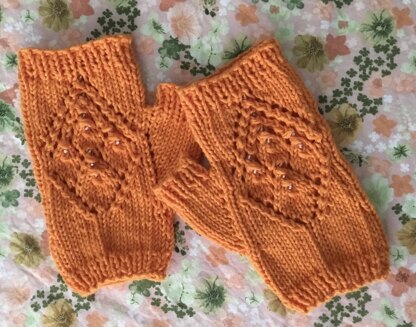 FROSTED WINTERBERRY FINGERLESS GLOVES (SHORT VERSION)
