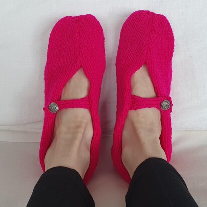 Sharyn - 8ply slippers with foot strap