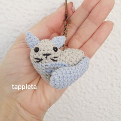 Heart cat keychain crochet pattern