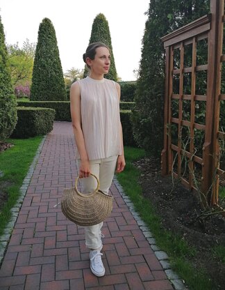 Jute tote with bamboo handles