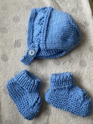 Quick knit bonnet and bootees