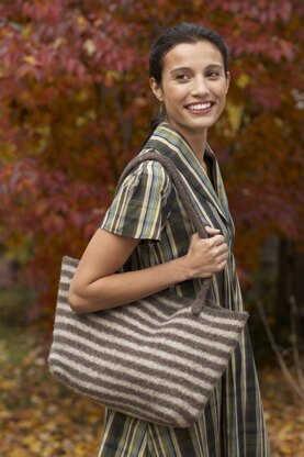 Windy City Tote in Lion Brand Fishermen's Wool - 80890AD