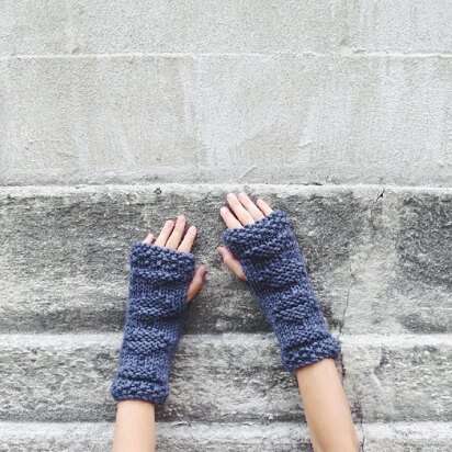 Les Philosophes Fingerless Gloves - knitting pattern