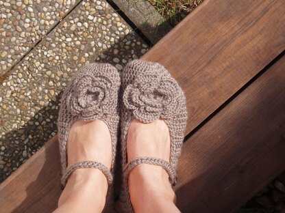 Crochet slippers with 4-layers flower