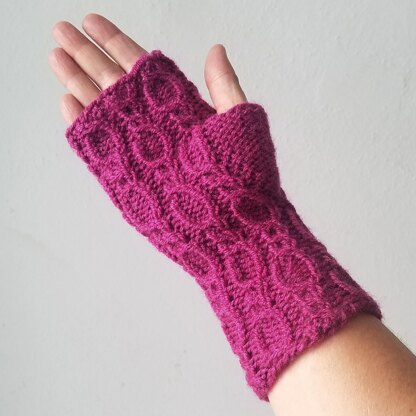 Figure Eights Fingerless Gloves