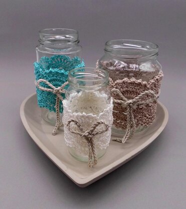 Crochet shabby chic decoration from scraps of yarn for used glasses