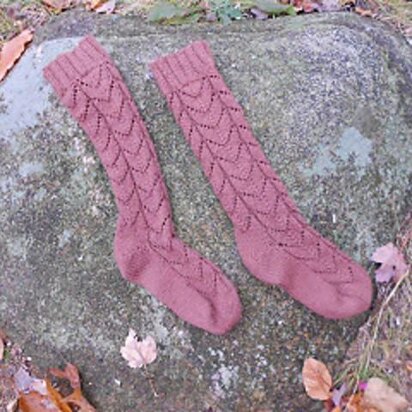 Horseshoe Lace Socks with 3 needles - knitting pattern
