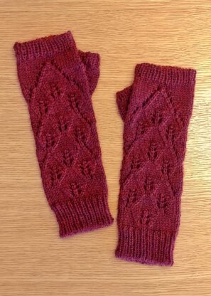 Larisa - leaf motif fingerless mittens