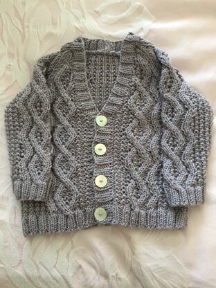 A first cable cardigan for Abe
