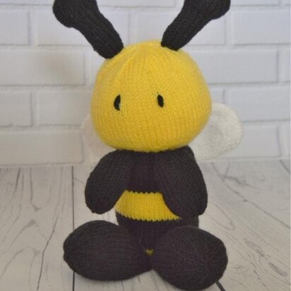 Bee Toy - knitting pattern