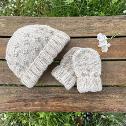 Little Flower Hat & Mittens Set - knitting pattern