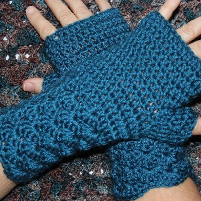 Shell Stitch Fingerless Mitts