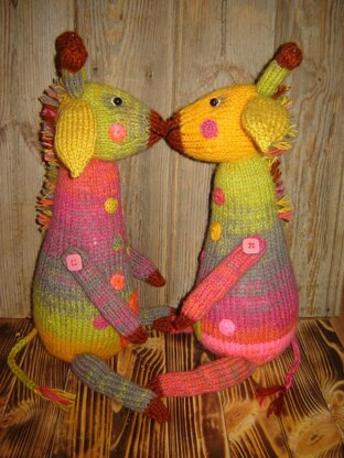 Toy Knitting Patterns - knit rainbow giraffes according to the giraffe knitting