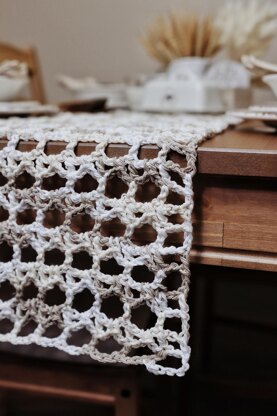 The Lichen Table Runner