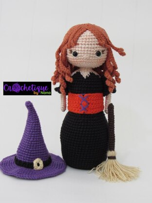 Cute Halloween Witch /Brujita con Escoba y Caldera