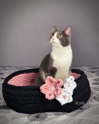 Sakura pet bed in Crochet