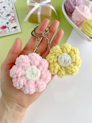 Crochet flower keyring plush Amigurumi pattern crochet bag charm Crochet car hanger