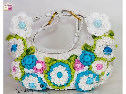 Bright summer bag with crochet flowers