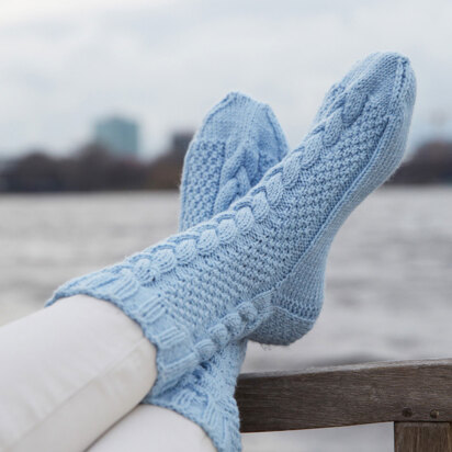 Socken mit Zöpfen  in Regia Winter Sorbet 6 Ply - R0211