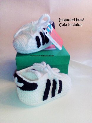 Crochet baby sneakers inspired in Adidas Superstar. Crochet pattern by Lucía Trenda Lerenda | LoveCrafts