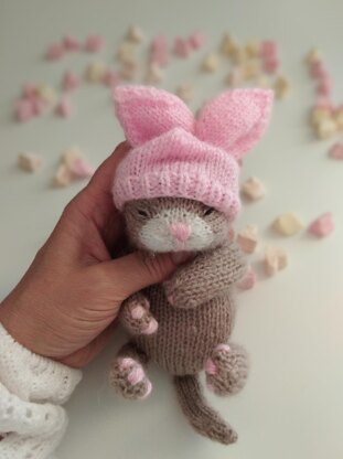 Sleeping kitten knitting pattern.