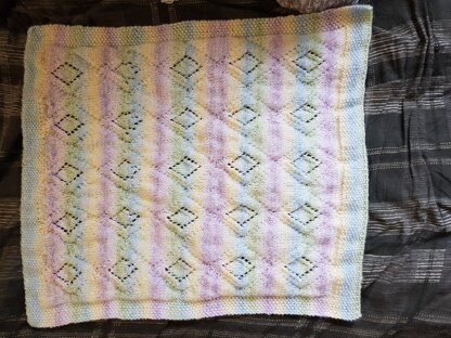 Diamond pattern baby blanket