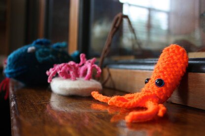 Finger-fighting Stitched Squid